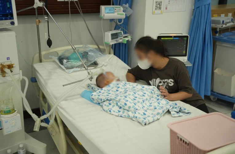 Hà Nội: Bé 1 tuổi co giật, thở máy vì uống tinh dầu đuổi muỗi thảo dược