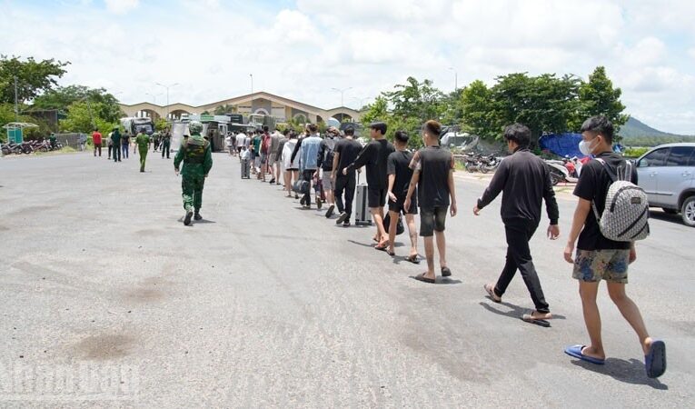 Tiếp nhận 72 công dân Việt Nam do phía Campuchia trao trả
