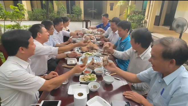 Cán bộ ngành thú y ăn giò lợn, kêu gọi không tẩy chay thịt lợn