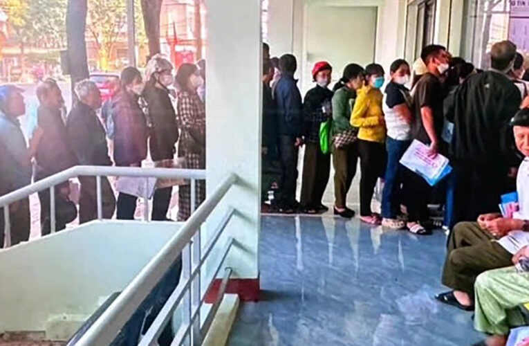 Xã lên tiếng việc dân “xí chỗ” bằng mũ bảo hiểm trước trung tâm hành chính