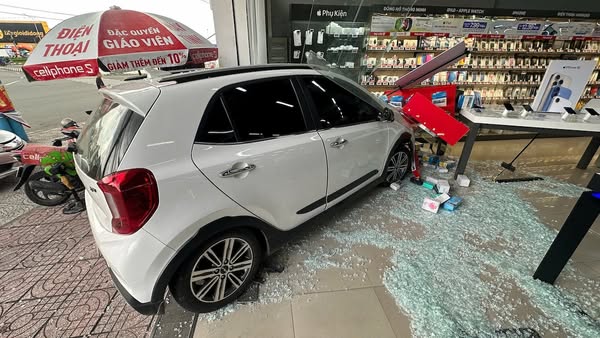 Nữ tài xế lái ôtô lao vào cửa hàng điện thoại