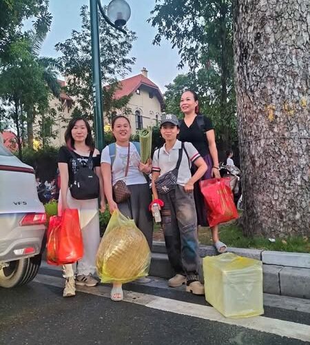 4 CHỊ EM Ở PHÚ THỌ MANG CẢ MÂM CỖ ĐI XEM DIỄU BINH: GÀ LUỘC, XÔI NGŨ SẮC, BÁNH UÔI… ĐỦ CẢ
