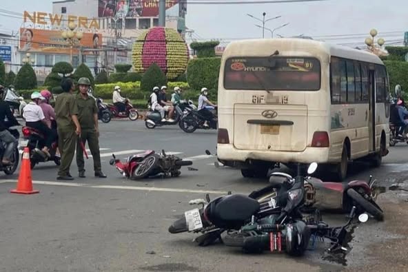 Ô tô 29 chỗ t.ông hàng loạt xe máy dừng đèn đỏ