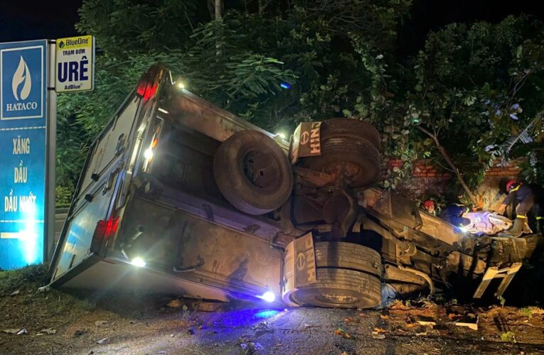 Cảnh sát trắng đêm cứu tài xế kẹt trong xe tải chênh vênh bên vực sâu