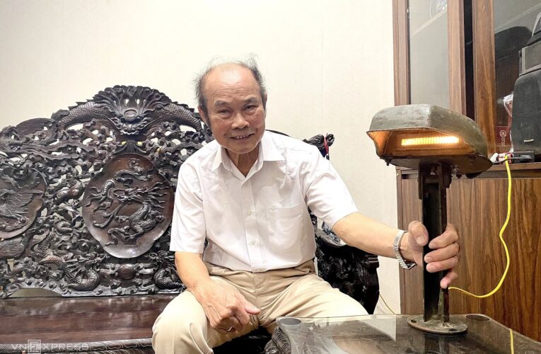 CHÀNG KỸ SƯ VÀ SÁNG CHẾ ‘BỊT MẮT’ MÁY BAY ĐỊCH Ở TRƯỜNG SƠN Trăn trở trước tổn thất của đồng đội trên đường Trường Sơn, kỹ sư Phạm Gia Nghi đã chế tạo “đèn rùa”, giúp hàng vạn chuyến xe tàng hình trước máy bay Mỹ