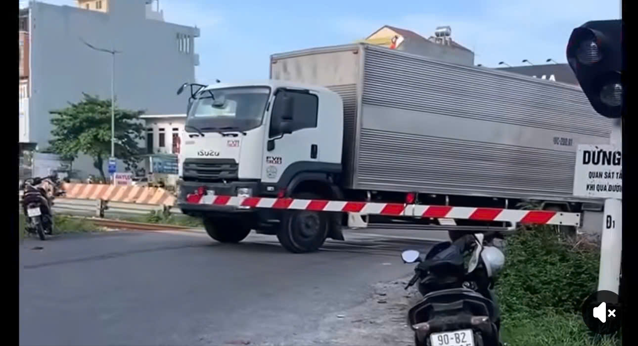 ❌Ninh Bình: Ô tô tải cố vượt rào chắn đường sắt.