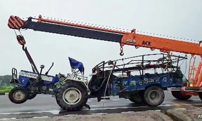 Xe tải đâm vào xe đầu kéo,10 người t.ử v.o.n.g thương tâm