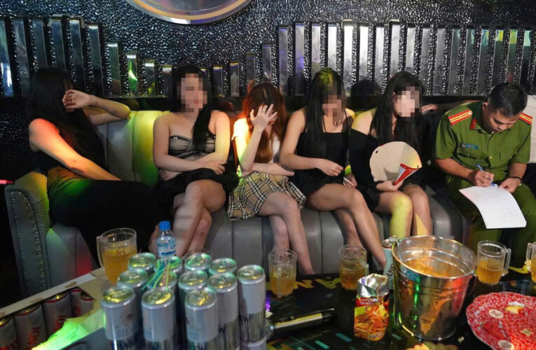 TĂNG CƯỜNG TUẦN TRA ĐÊM, PHÁT HIỆN CƠ SỞ KARAOKE VI PHẠM