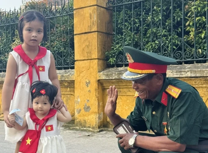 Thấy người thương binh 68 tuổi lần đầu ra Hà Nội, dự định ngủ ở vỉa hè vì chỉ có 3 triệu đồng, người dân đã chung tay hỗ trợ chỗ ăn ở, dẫn đi thăm quan khắp Thủ đô, còn tặng cả quân phục và vé máy bay về quê