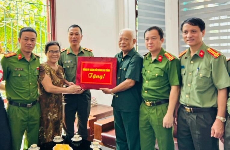 Công an “đi từng phố, gõ cửa từng nhà” tặng quà Tết Độc lập