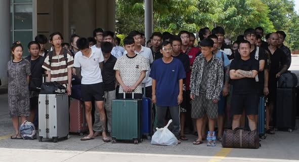 VIỆT NAM TIẾP NHẬN THÊM 79 “CHUYÊN GIA CHỨNG KHOÁN, TIẾP VIÊN KARAOKE” DO CAMPUCHIA TRAO TRẢ