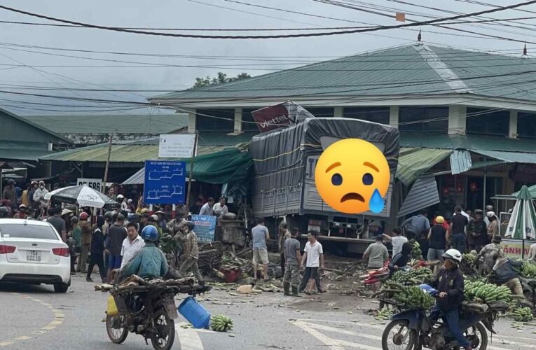 Xe tải lao vào chợ, ít nhất 3 người chết, nhiều người bị thương