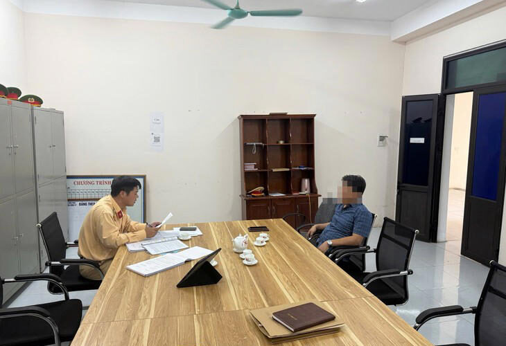Dừng xe giữa cao tốc để thay lốp, tài xế bị phạt 13 triệu đồng