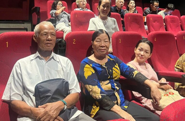 O Thu chở bộ đội vượt sông Thạch Hãn ngoài đời và o Hồng trong phim Mưa đỏ