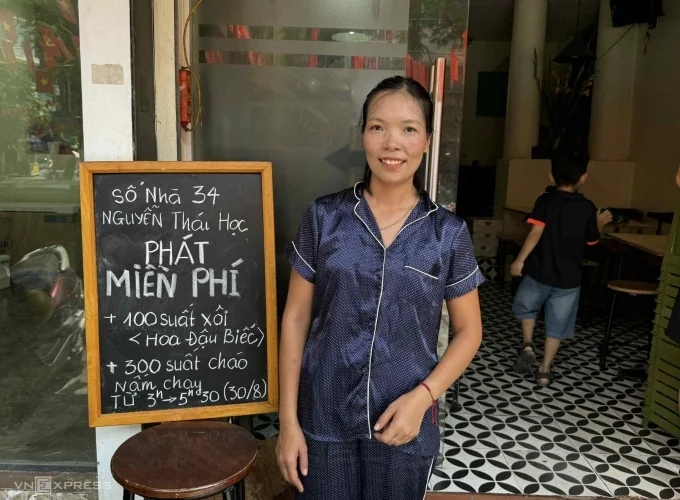 Nấu cháo, luộc trứng tặng người xem diễu binh