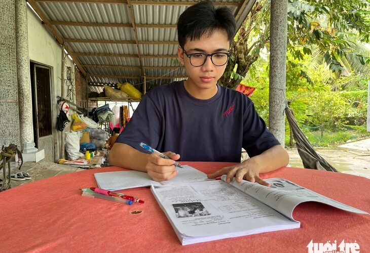 Cha mẹ bỏ lại, nam sinh làm thêm từ 3h sáng đã đậu Đại học Kinh tế TP.HCM