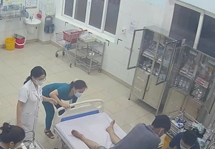 Video người đàn ông ở Quảng Trị bất ngờ ngừng tim sau khi đi bộ vào khoa cấp cứu