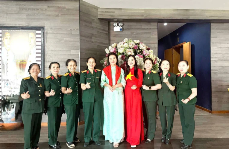 Nữ doanh nhân mua 726 vé “Mưa đỏ” tặng cựu chiến binh