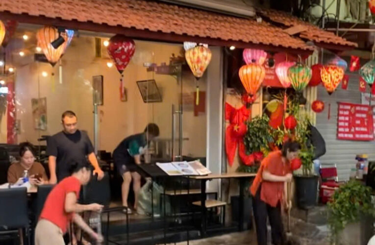 Công an làm việc với nhà hàng đổ nước xà phòng ‘đuổi’ người xem diễu binh